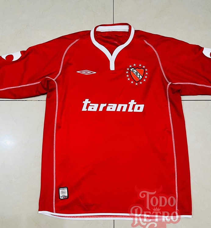 Historia del rojo, camiseta umbro 2004
